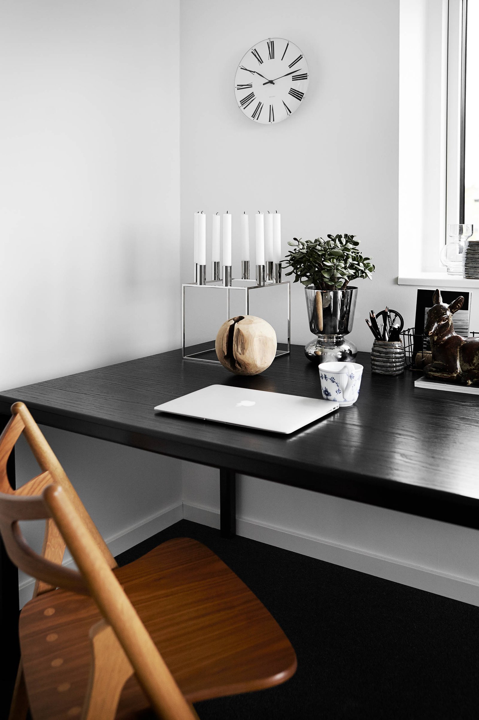 A Classic Vinyl Picket Fence for a Timeless Look